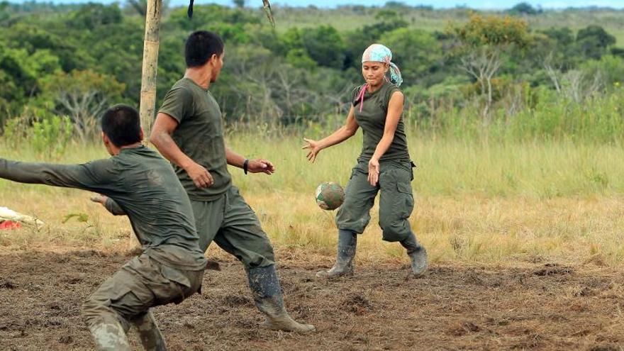 Guerrilleros del Bloque Sur de las FARC juegan al fútbol.