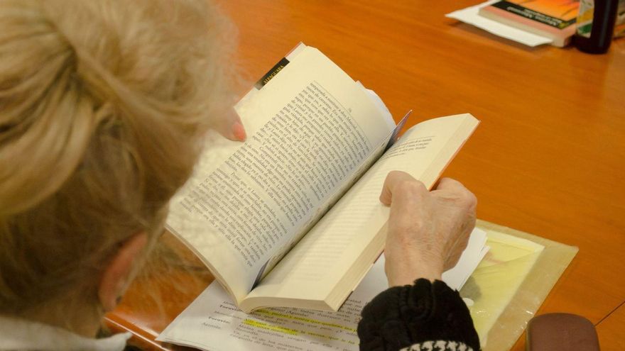 Una mujer lee un libro
en una clase para personas
mayores. | Europa Press | LOC