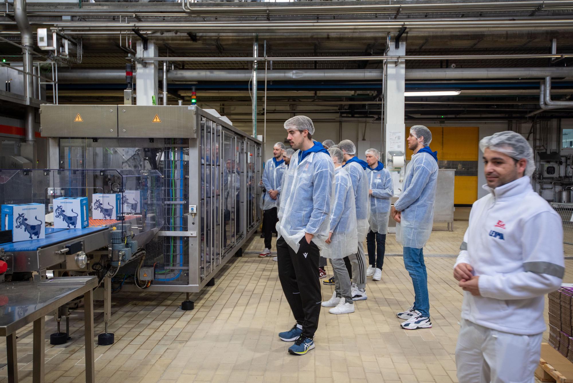 Los jugadores del Básquet Coruña visitan la fábrica de Leyma