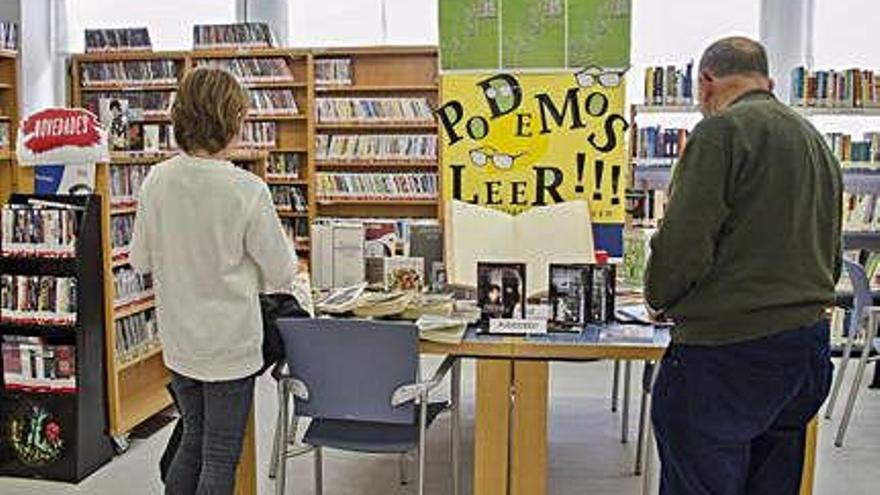 Parte de la exposición en la biblioteca de La Candelaria con material de lectura.