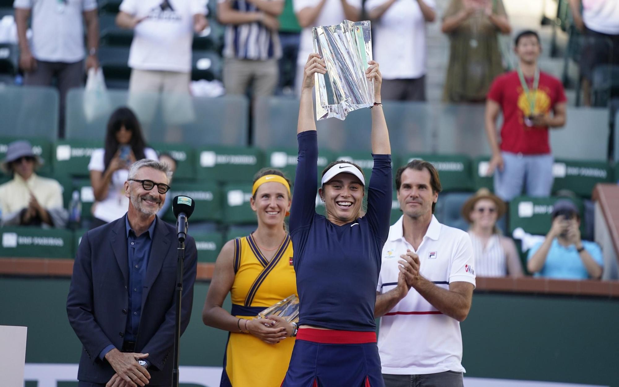 Paula Badosa, con el trofeo de ganadora de Indian Wells
