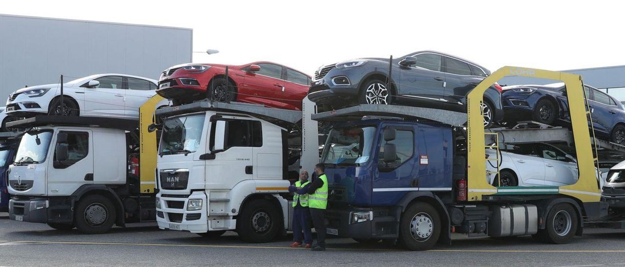 Tranportistas de vehículos en 
Vigo.   | // RICARDO GROBAS