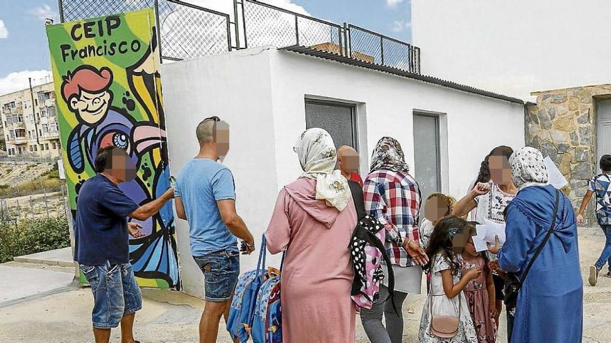 Arriba, entrada ayer al colegio Párroco Francisco Mas de Crevillent y, sobre estas líneas, al centro Manuel de Torres de Almoradí.