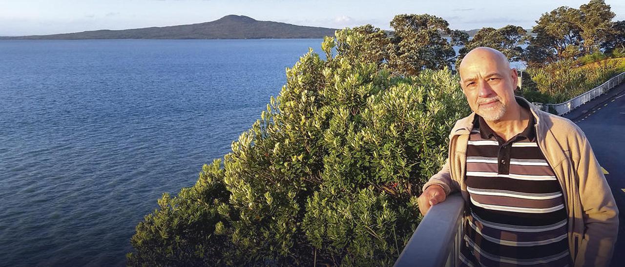 El catedrático vigués, en el barrio de St. Heliers en Auckland, con el volcán Rangitoto al fondo.