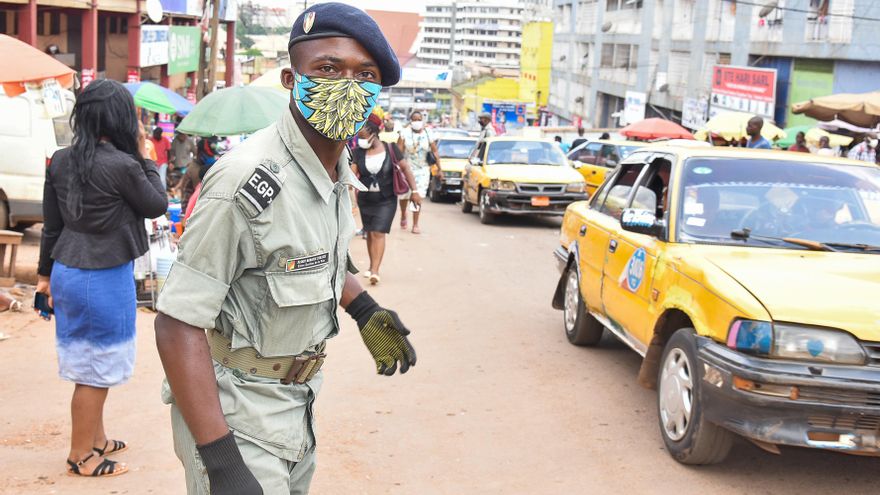 Un Policía de servicio en la capital de Camerún.