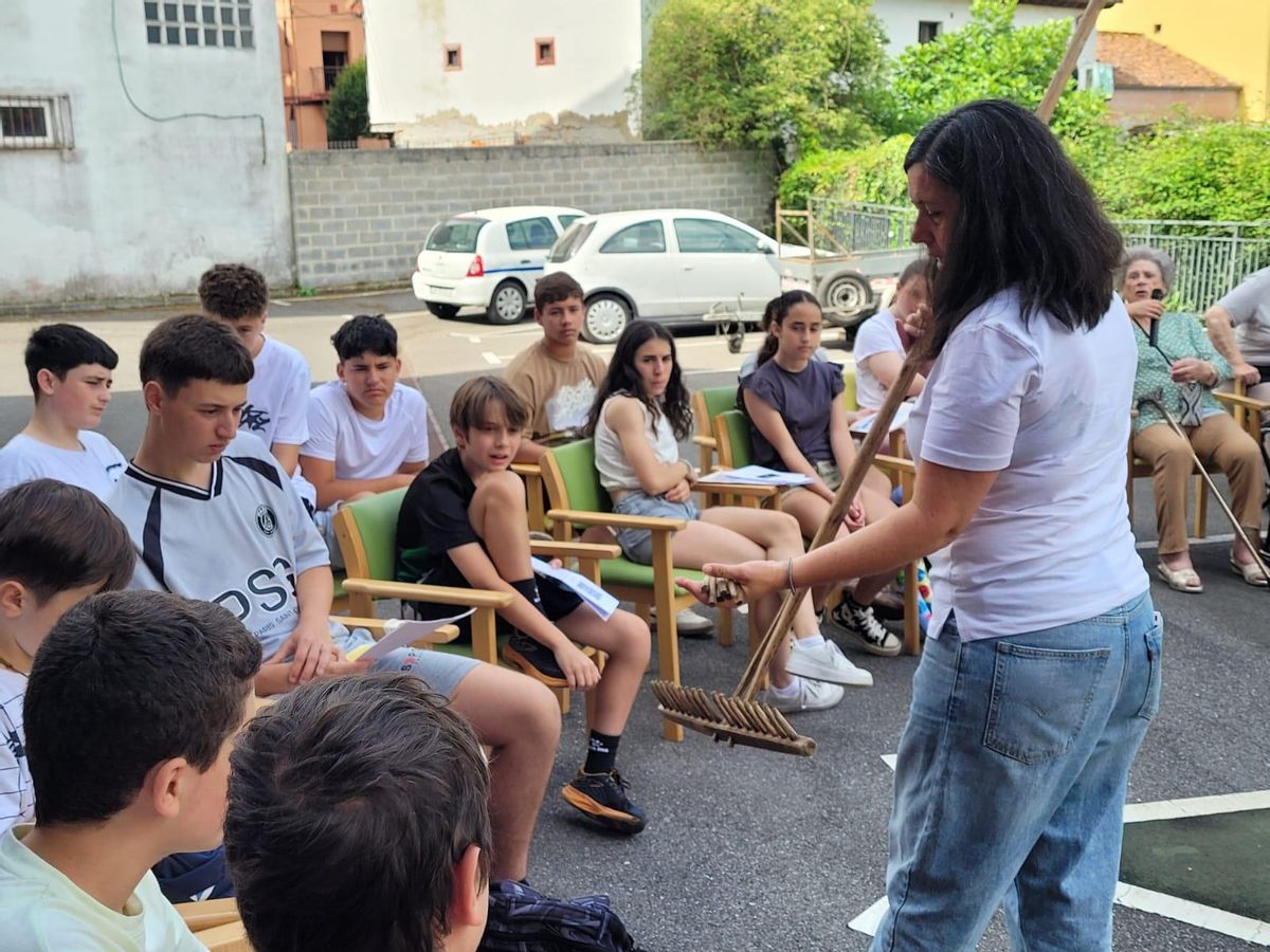El encuentro entre estudiantes y mayores en Arriondas.
