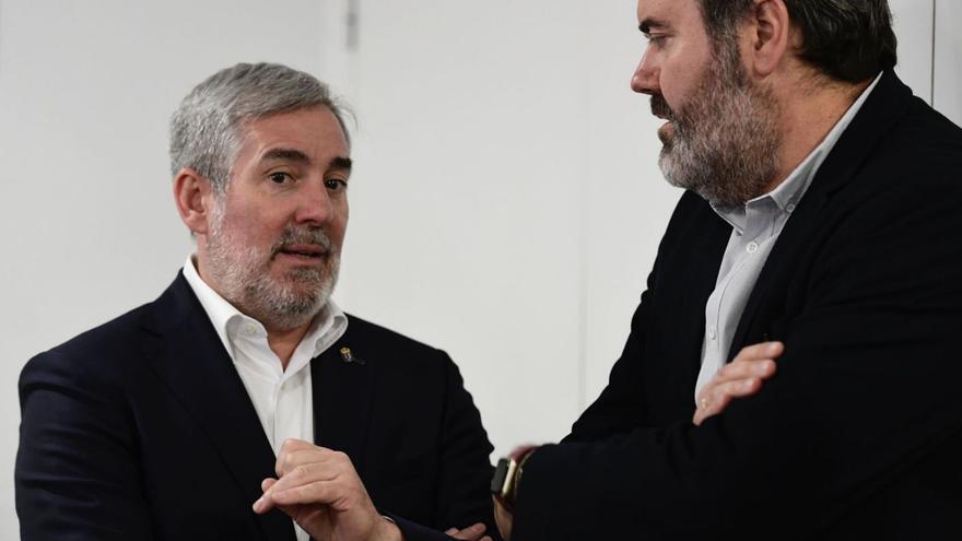 El presidente de Canarias, Fernando Clavijo, junto al secretario de Estado de Infancia, Rubén Pérez Correa.