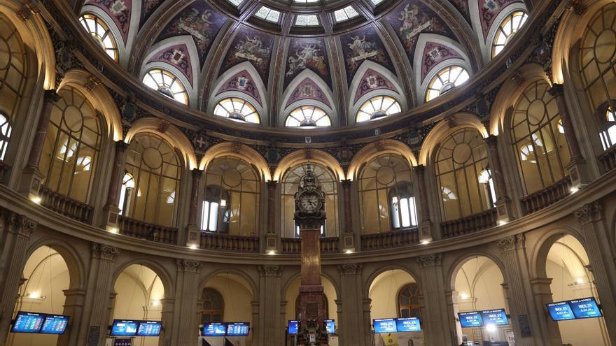 Vista general del Palacio de la Bolsa en Madrid (España).