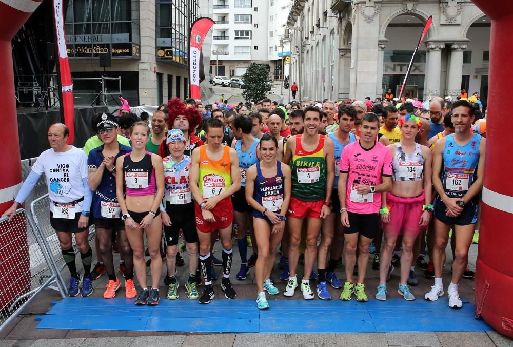 Los corredores Nuno Costa y Ester Navarrete vencen en la V Carrera Popular do Entroido, en la que medio millar de personas sudaron dentro de sus disfraces.