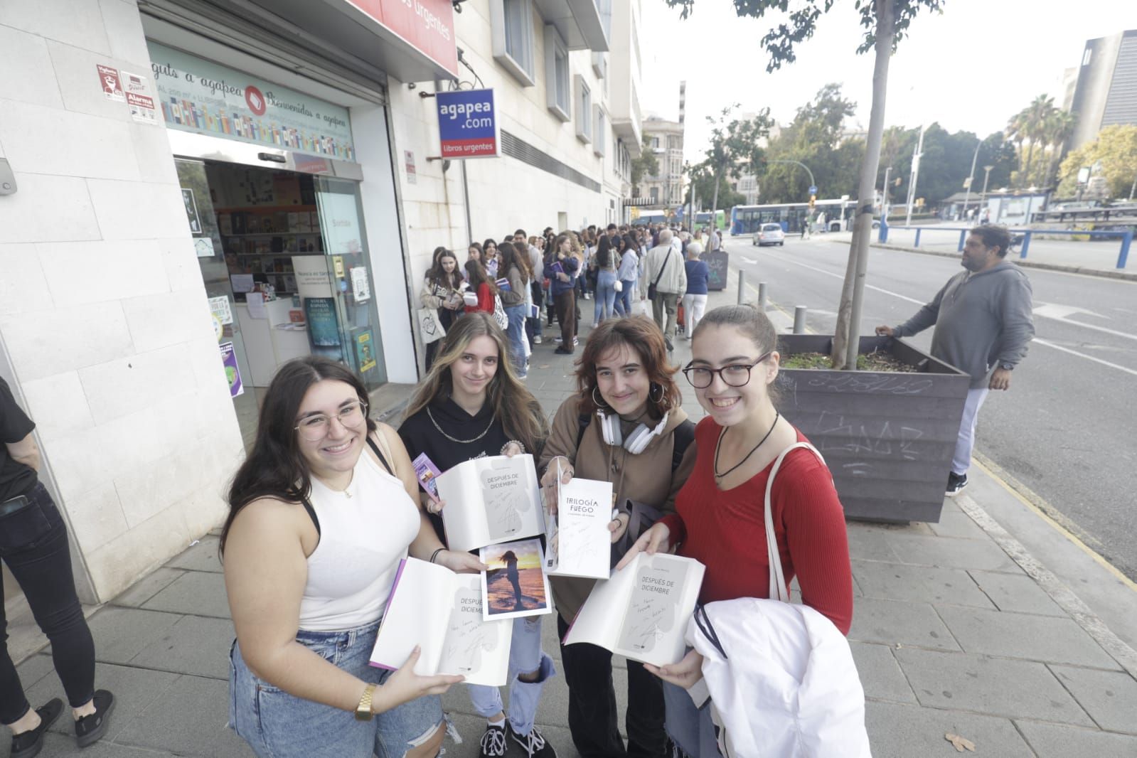 La escritora mallorquina Joana Marcús firma su último libro en Palma