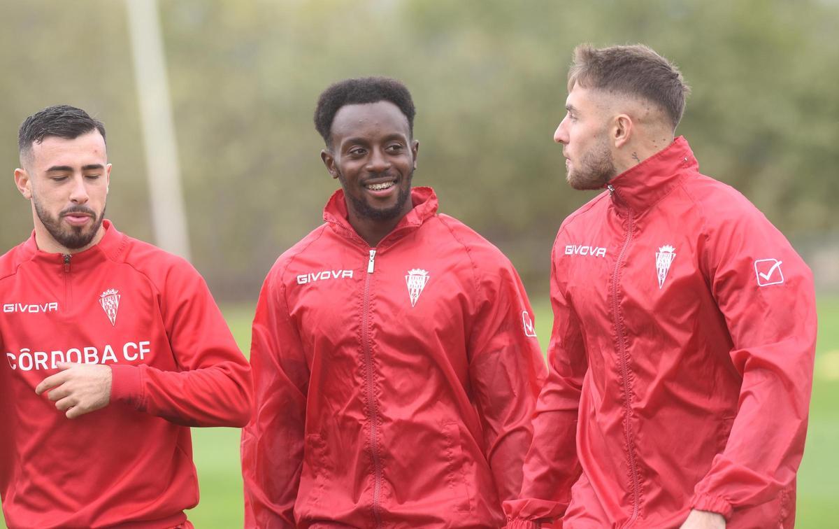 Antonio Casas charla con Yussi Diarra y Carlos Puga durante un entrenamiento del Córdoba CF.