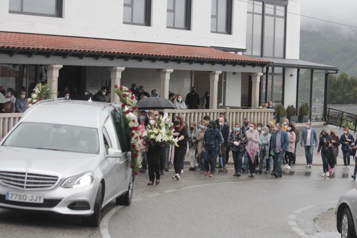 El entierro de Cándida Soaje Pena, ayer por la tarde, con la presencia de amigos y familiares.   | // SANTOS ÁLVAREZ