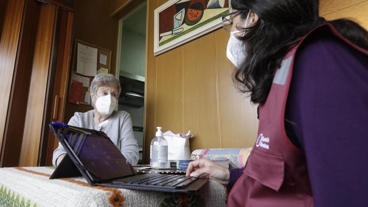 Badalona 30 04 2021   Reportaje sobre personas mayores que viven solas  Entrevistamos a LIDIA ABOS OLIVARES  una mujer que vive sola y la diputacion le ha instalado un detector de humos para prevenir incendios en su casa  FOTO de FERRAN NADEU