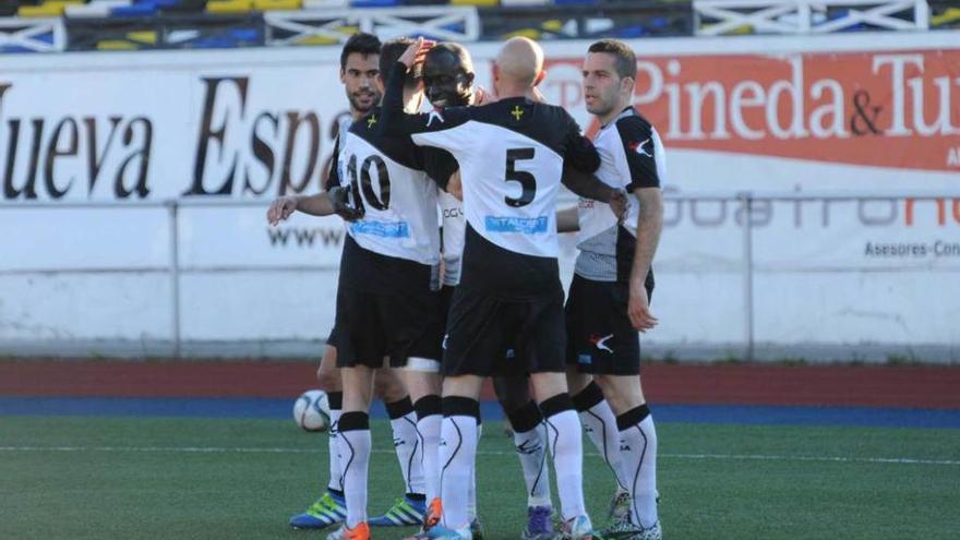 Los jugadores del Caudal felicitan a Martins tras anotar un gol.