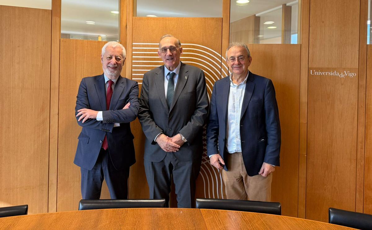 Antonio Sampaio, junto al rector Manuel Reigosa y el profesor Xosé Manuel Cid, en una reciente visita al campus vigués.