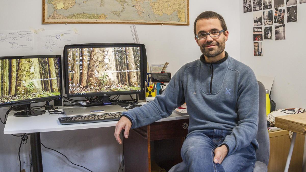 Victor Barro en la oficina de su casa en Seixalbo. // VICTOR BARRO