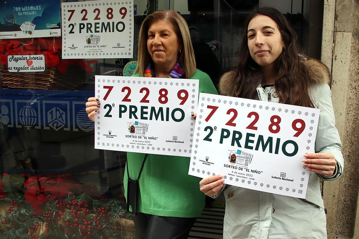León, 06/01/2023.- Dos mujeres posan ante la administración de loterías de la calle Santa Clara de León este viernes donde se vendieron décimos del 72.289 agraciado con el segundo premio de la Lotería de El Niño. EFE/ J. Casares