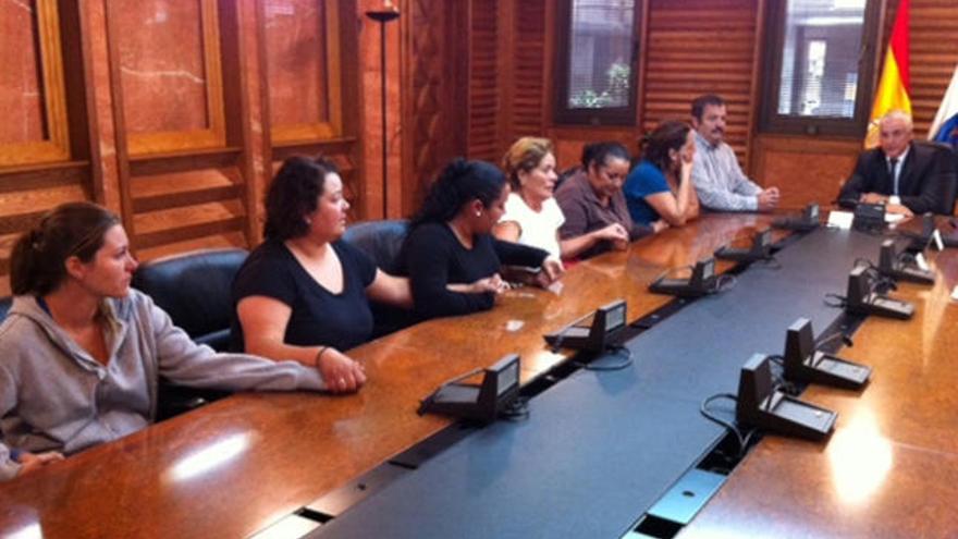 Las mujeres en huelga, ayer, con las manos cogidas, con el consejero (dcha.) | g. r.