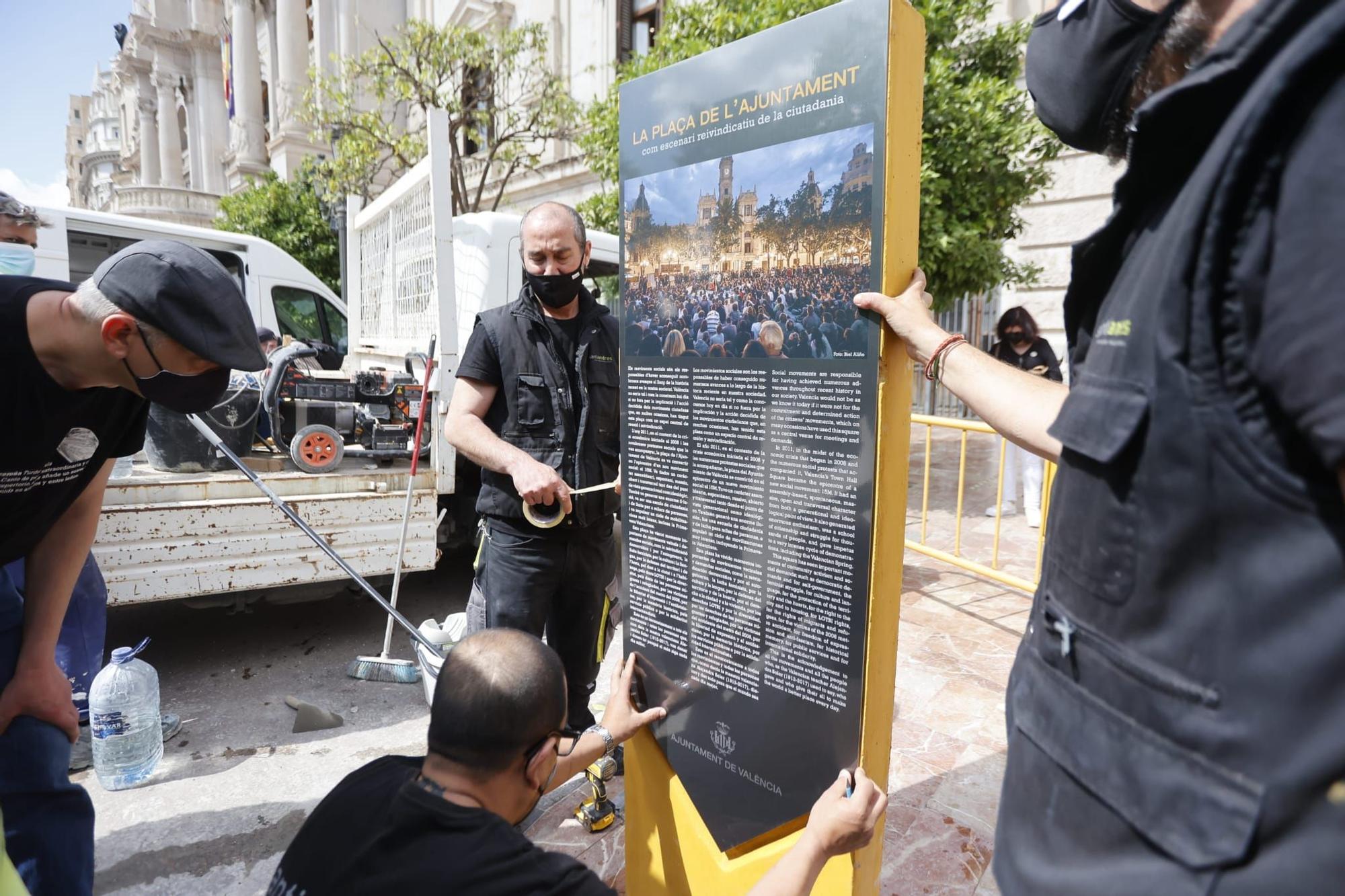 Al monolito ya luce en la plaza del Ayuntamiento