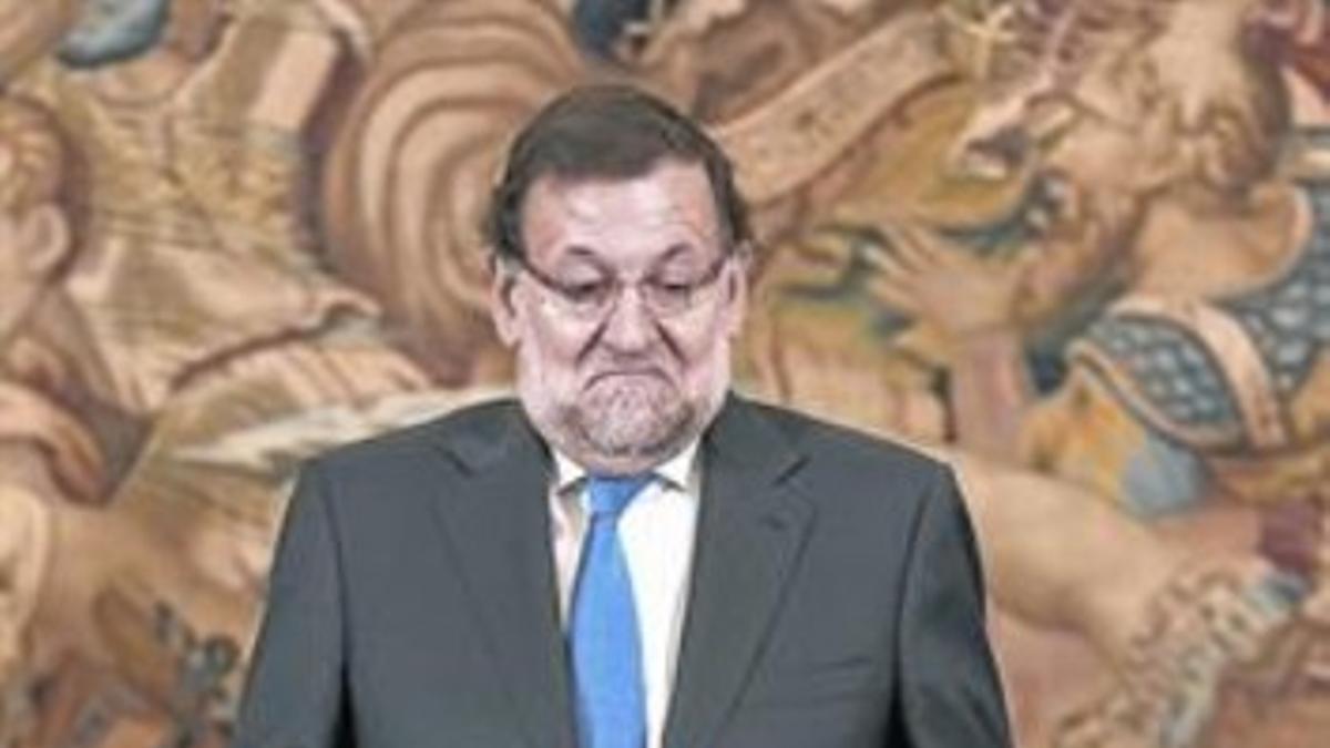 Rajoy se encoge de hombros al ser preguntado por los cambios en el Gobierno, ayer.
