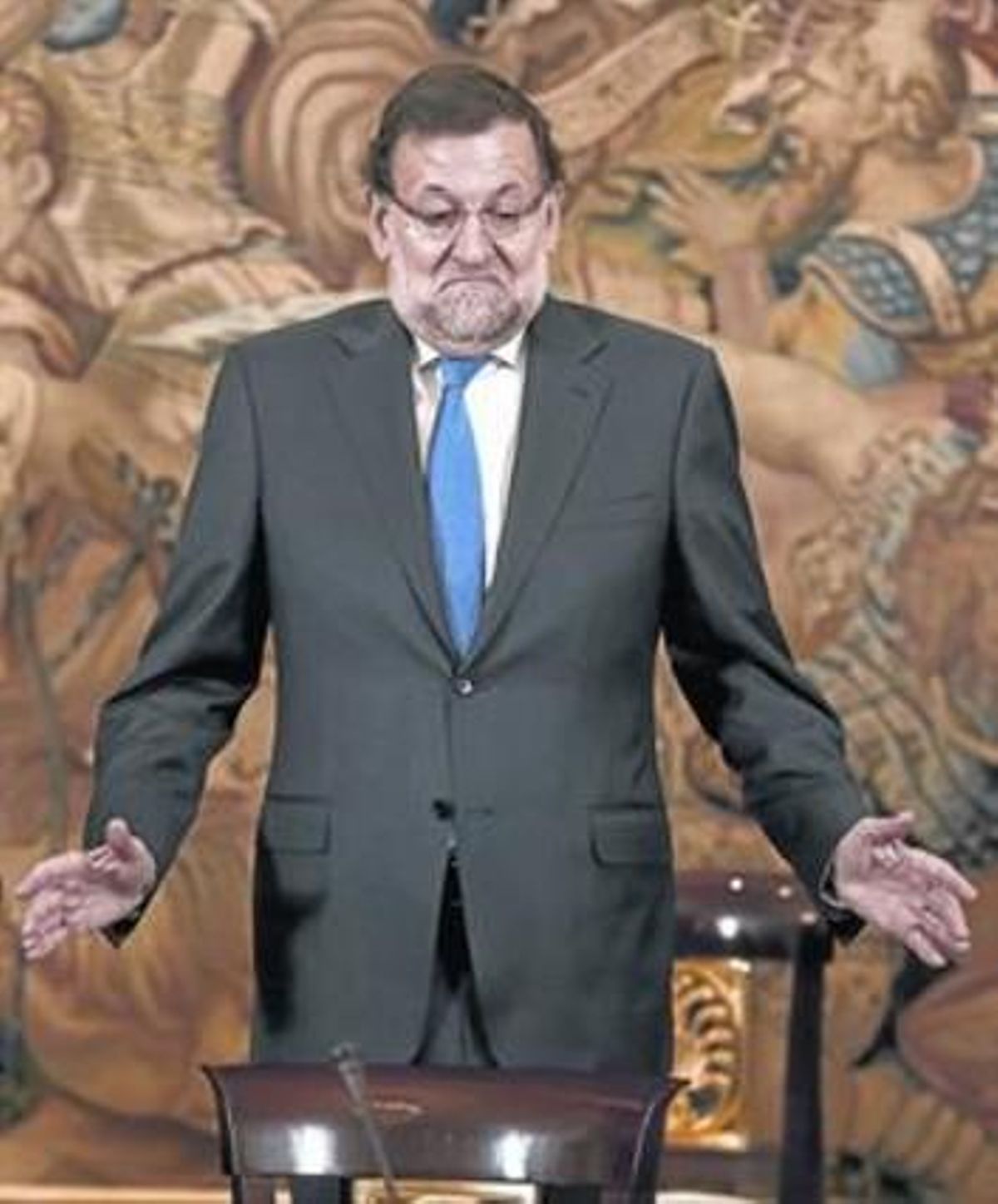 Rajoy s’arronsa d’espatlles alser preguntatpels canvis al Govern, ahir. Rajoy s’arronsa d’espatlles alser preguntatpels canvis al Govern, ahir.