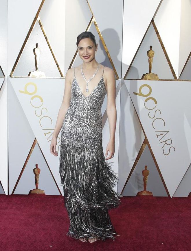Gal Gadot con vestido de flecos en plata de Givenchy