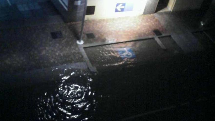 El agua acumulada en la entrada del parking subterráneo Massó. /