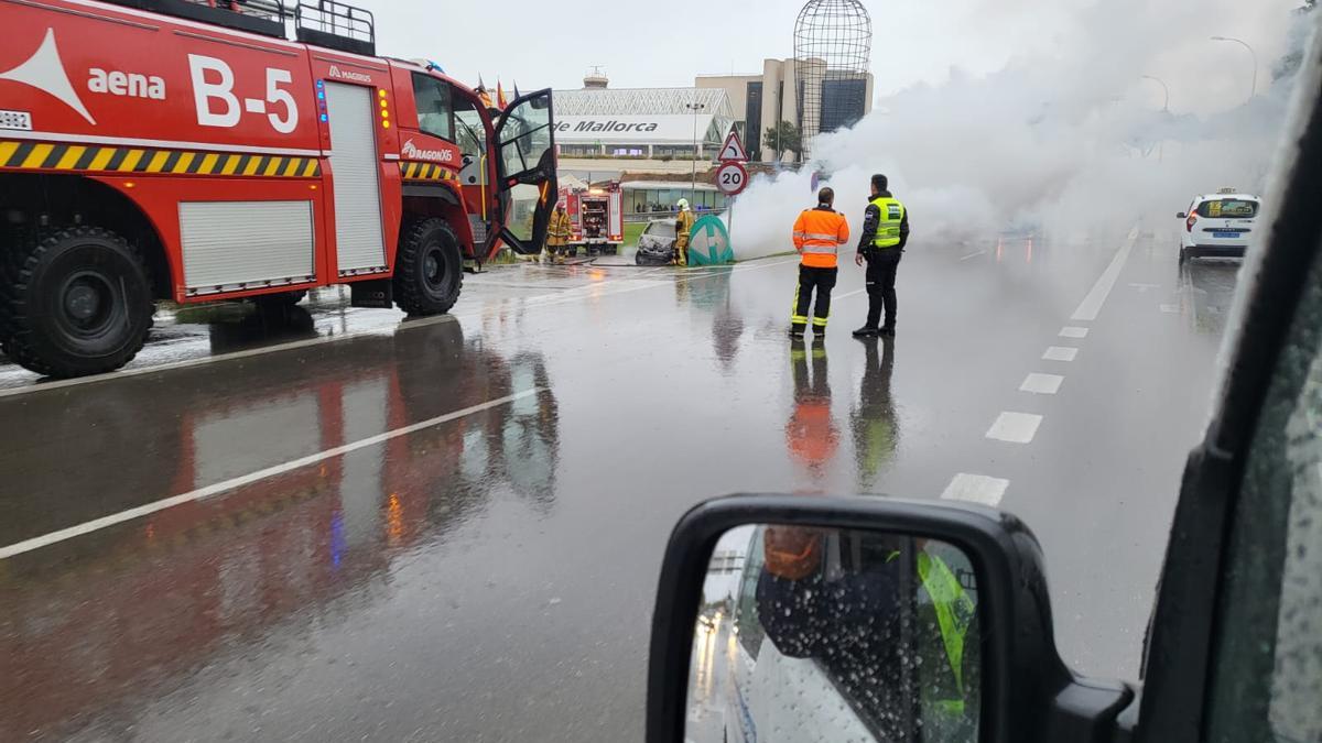 El coche se ha incendiado en la entrada al aparcamiento del aeropuerto.