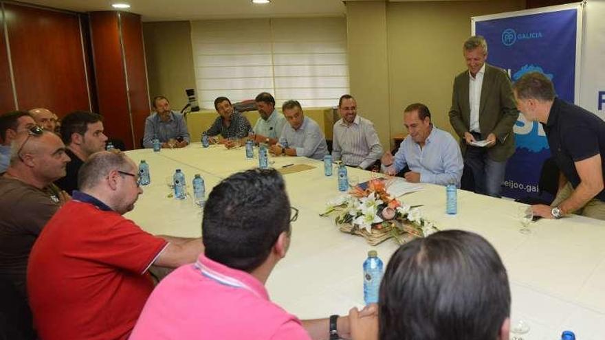 Rueda en su encuentro con representantes de los taxistas. // G. Santos