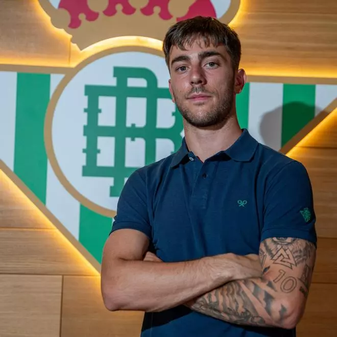 El Betis anuncia el fichaje de Iker Losada soltando 'factos' con Los Colgaos