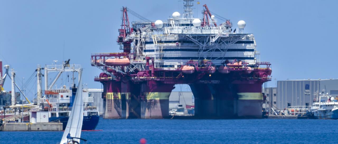 El buque de alojamiento ‘Floatel Victory’ atracado ayer en el muelle Reina Sofía.