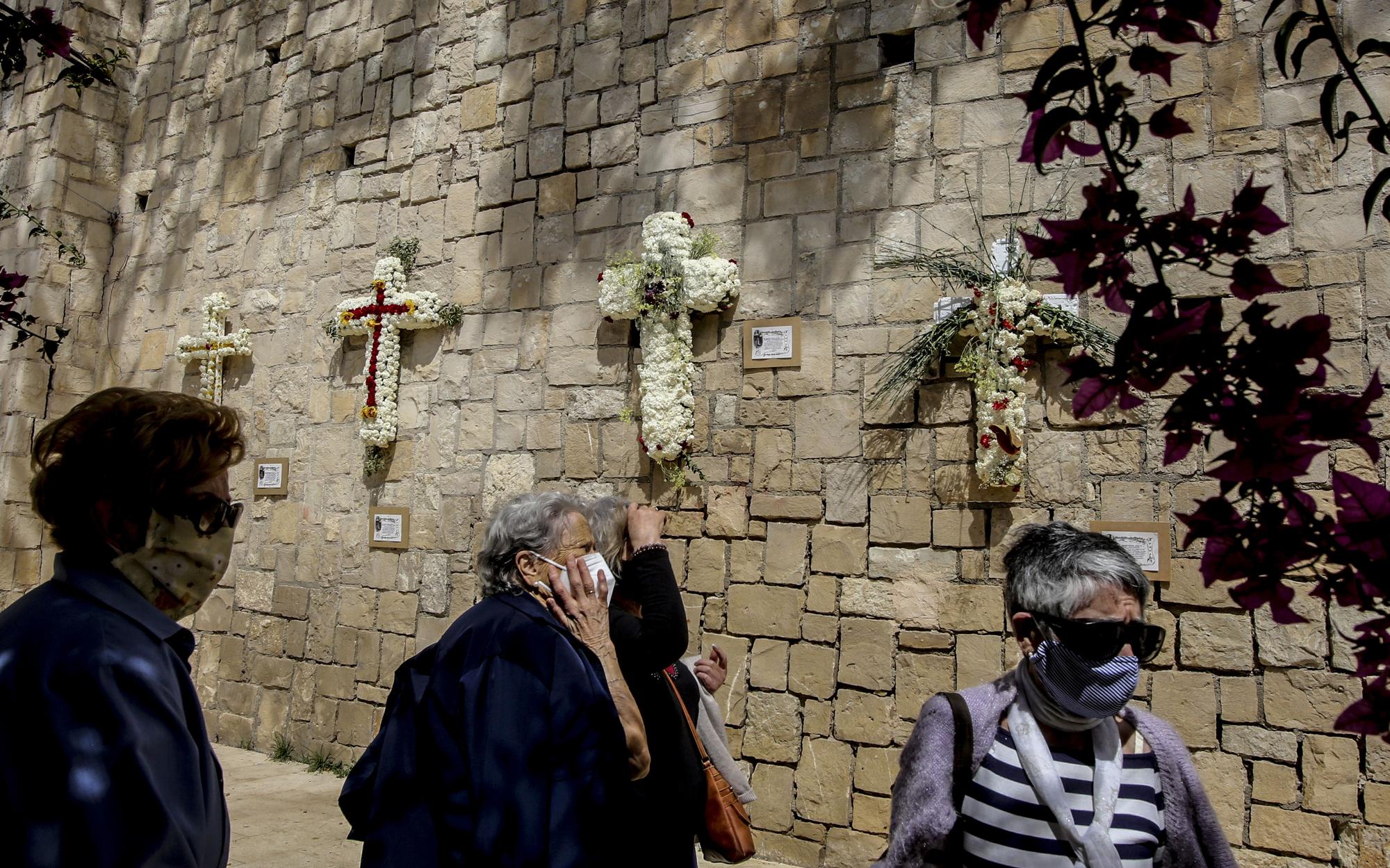 Vecinos del barrio de Santa Cruz en Alicante engalanan las calles con las tradicionales Cruces de Mayo