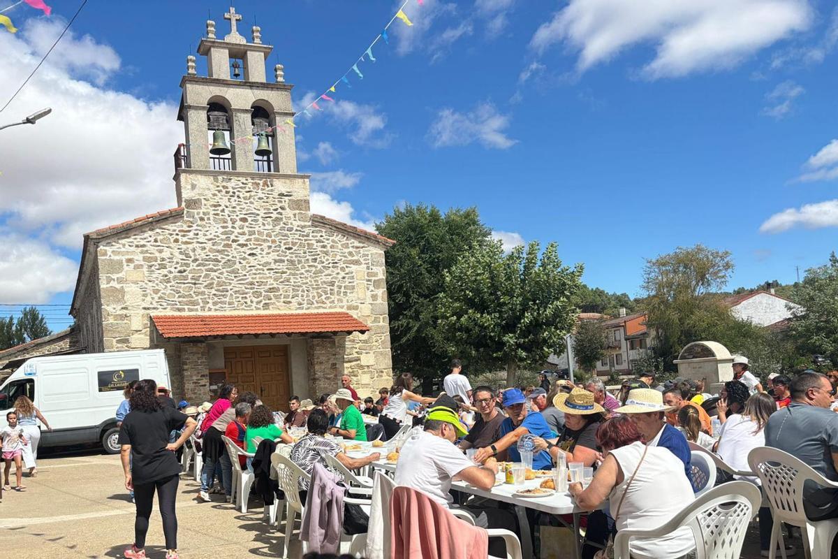 Vecinos y residentes comparten una comida popular durante las fiestas.