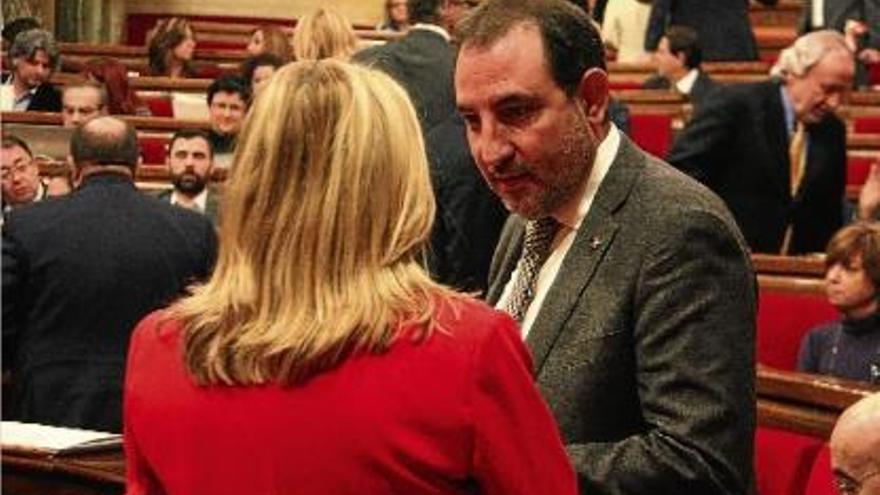 El conseller d&#039;Interior, Ramon Espadaler ahir en seu parlamentària parlant amb la vicepresidenta.