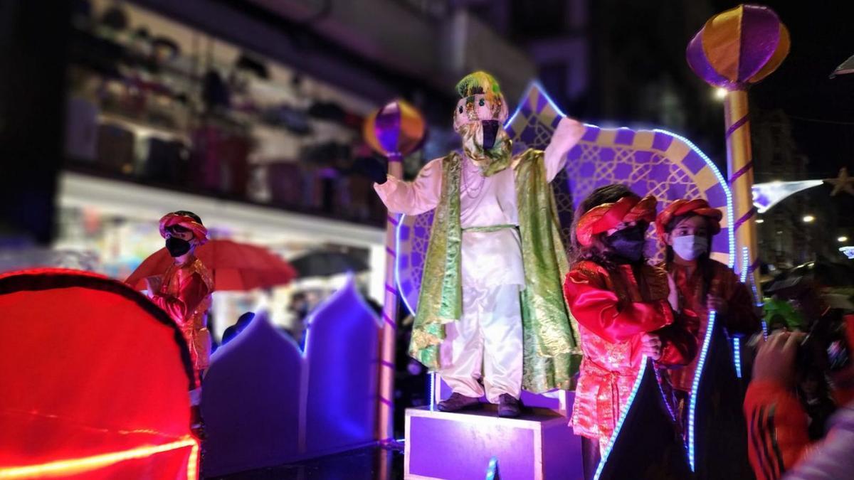 Sus Majestades lucen nuevas carrozas por las calles de Luarca | A. M. S.