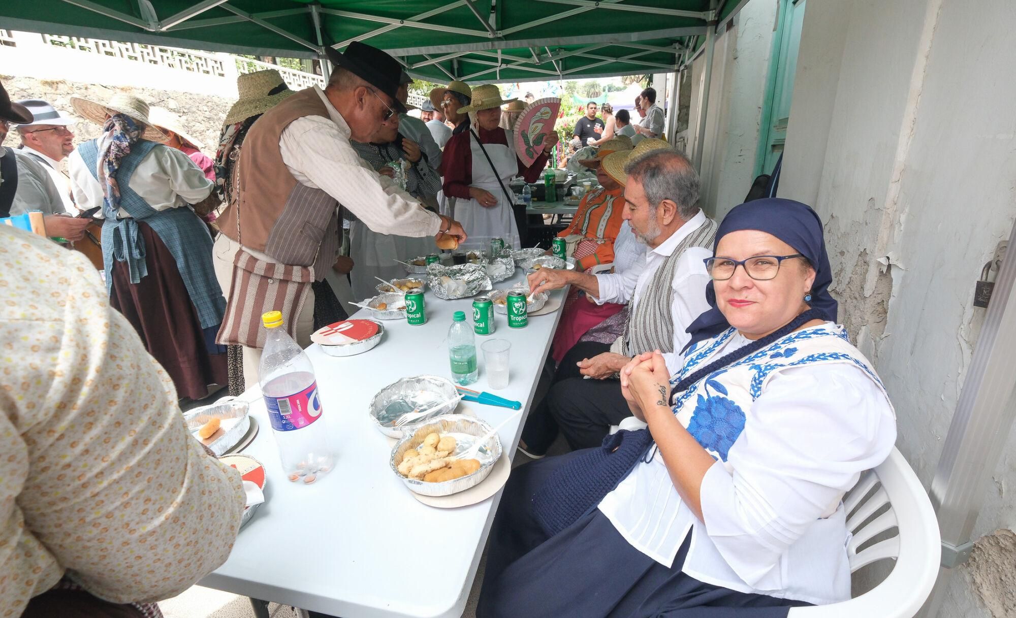 Ambiente previo a la romería del Pino. Las carretas esperan su turno en el Castañero Gordo.
