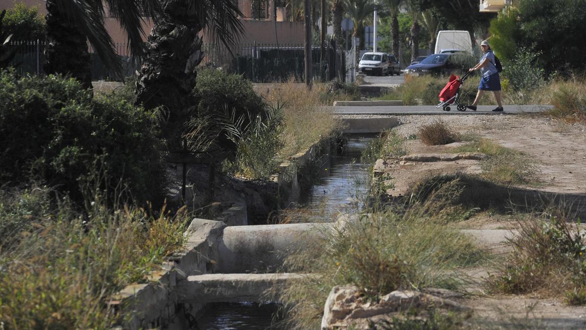 Una vecina pasa cerca del lugar donde apareció el cadáver de la funcionaria de Elche el viernes por la noche