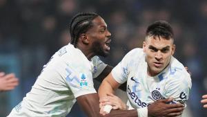 Lautaro Martinez celebra un gol del Inter ante el Sassuolo con Marcus Thuram