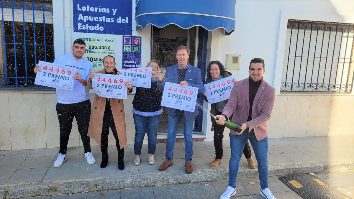 Celebración en la administración de loterías de La Carlota (Córdoba) donde se ha vendido parte del segundo premio del sorteo del Niño.