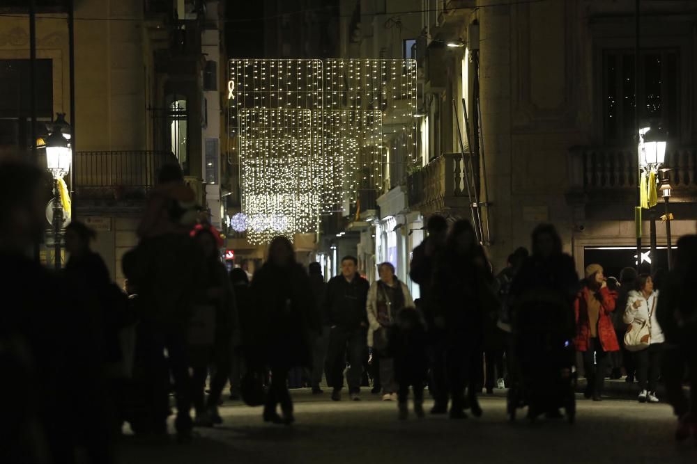 Encesa dels llums de Nadal a Girona amb protestes