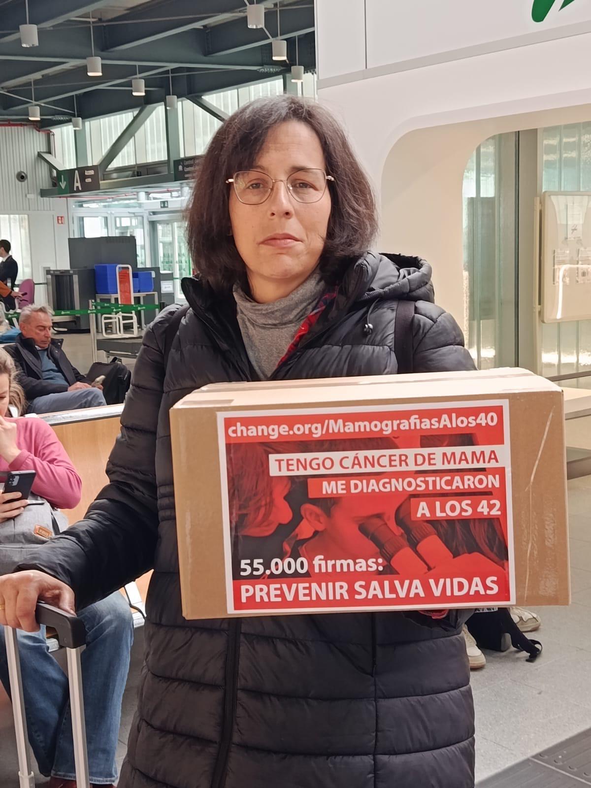 María Varela en la estación de Santiago con las firmas que hoy presentará ante el Ministerio de Sanidad.