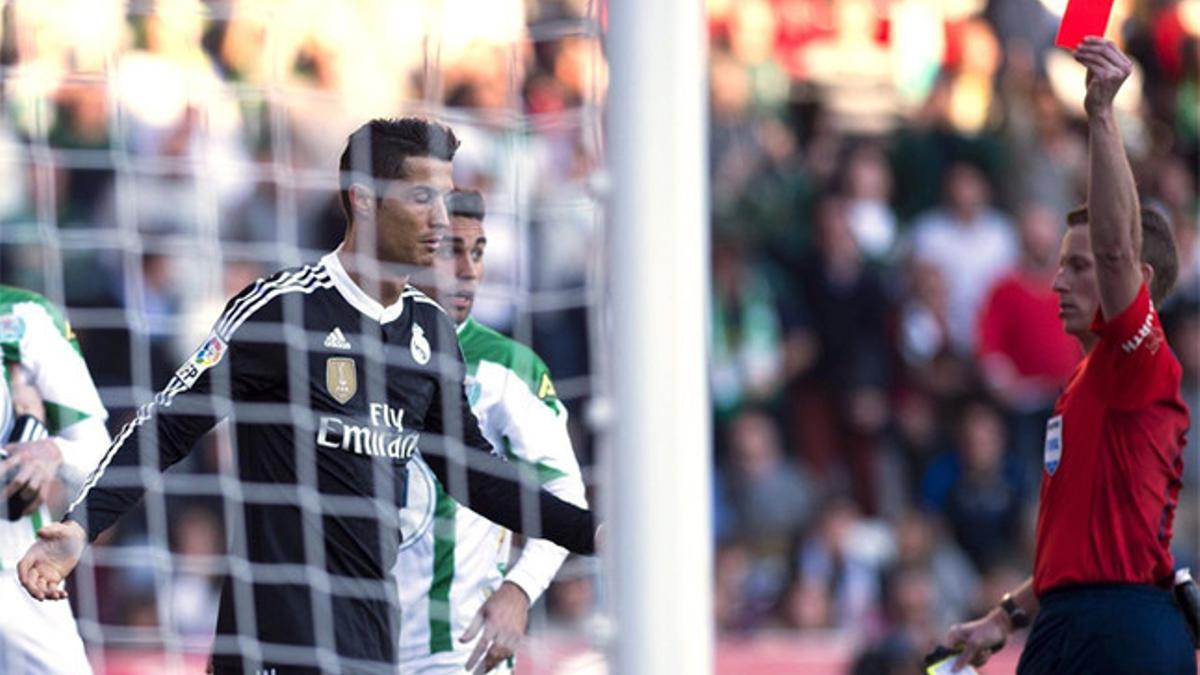 Hernández Hernández muestra la tarjeta roja a Cristiano Ronaldo