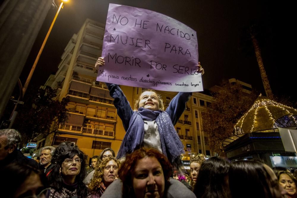 Más de 200 personas en la plaza Calvo Sotelo de Alicante