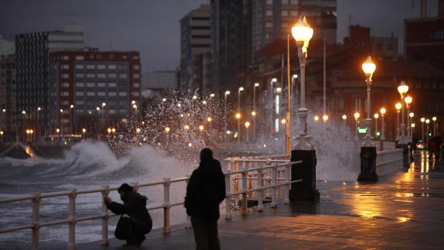 Asturias estará mañana en alerta por lluvia, olas y nieve