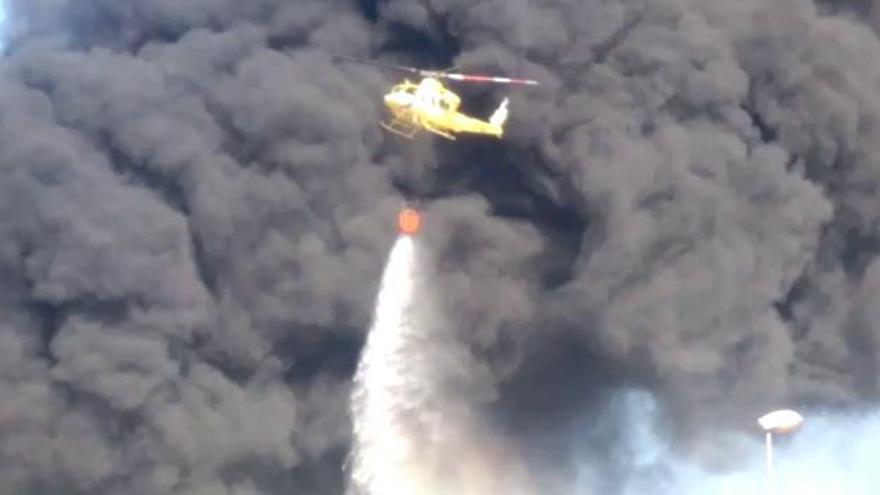 Un helicóptero de Emergencias ayuda a sofocar el incendio de Santomera