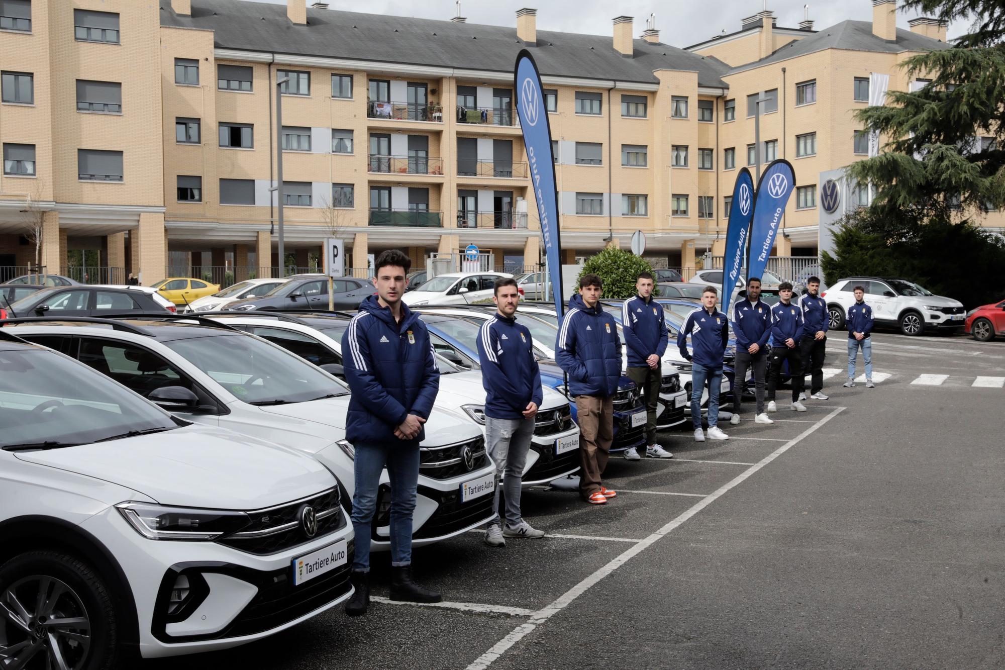 EN IMÁGENES: los jugadores del Oviedo recogen sus coches