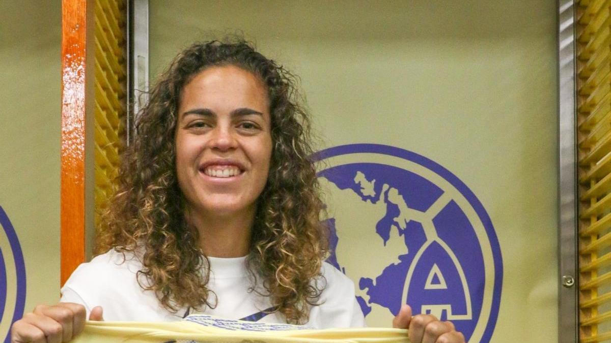 Andrea Falcón posa sonriente con la equipación de su nuevo equipo, el América, con el dorsal &#039;28&#039;