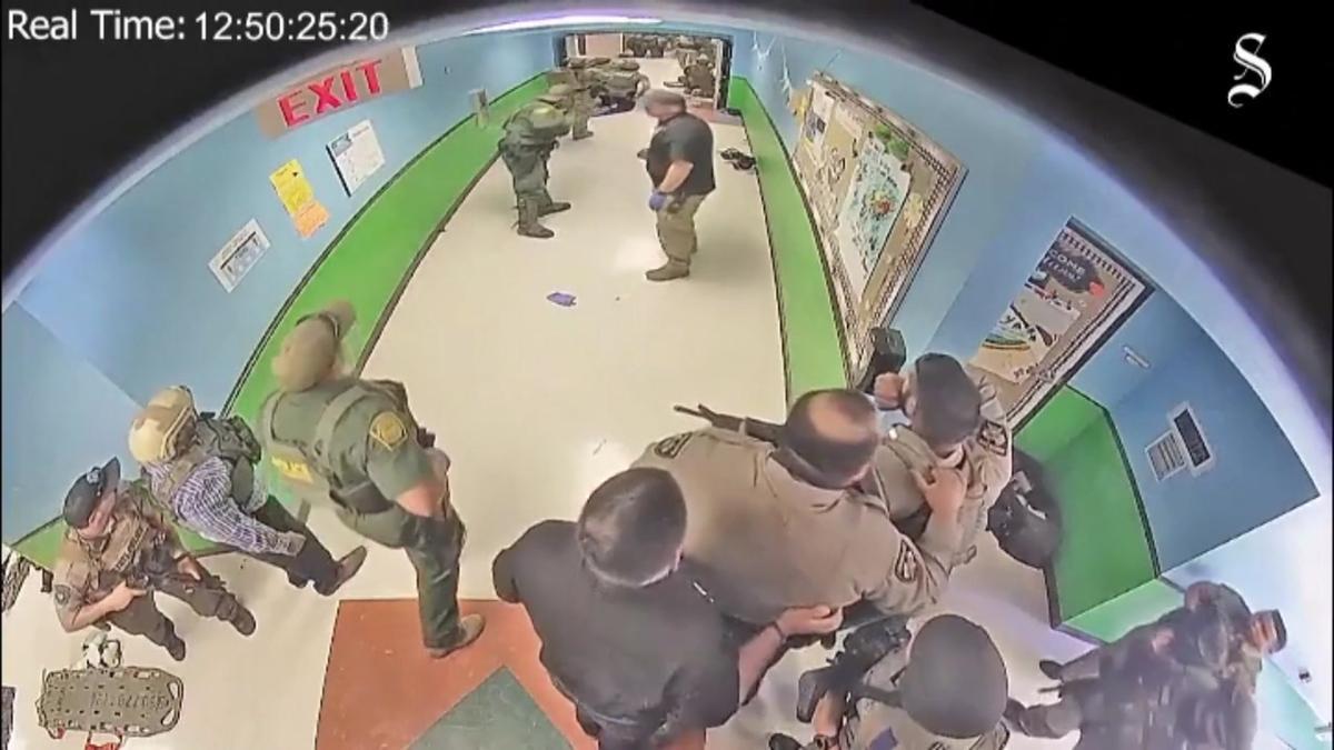 Un vídeo de la matanza en la escuela de Uvalde (Texas) cuestiona la actuación de la policía