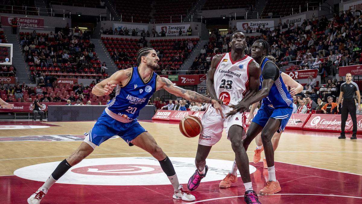 Traoré intenta levantar el balón durante el partido de este miércoles.