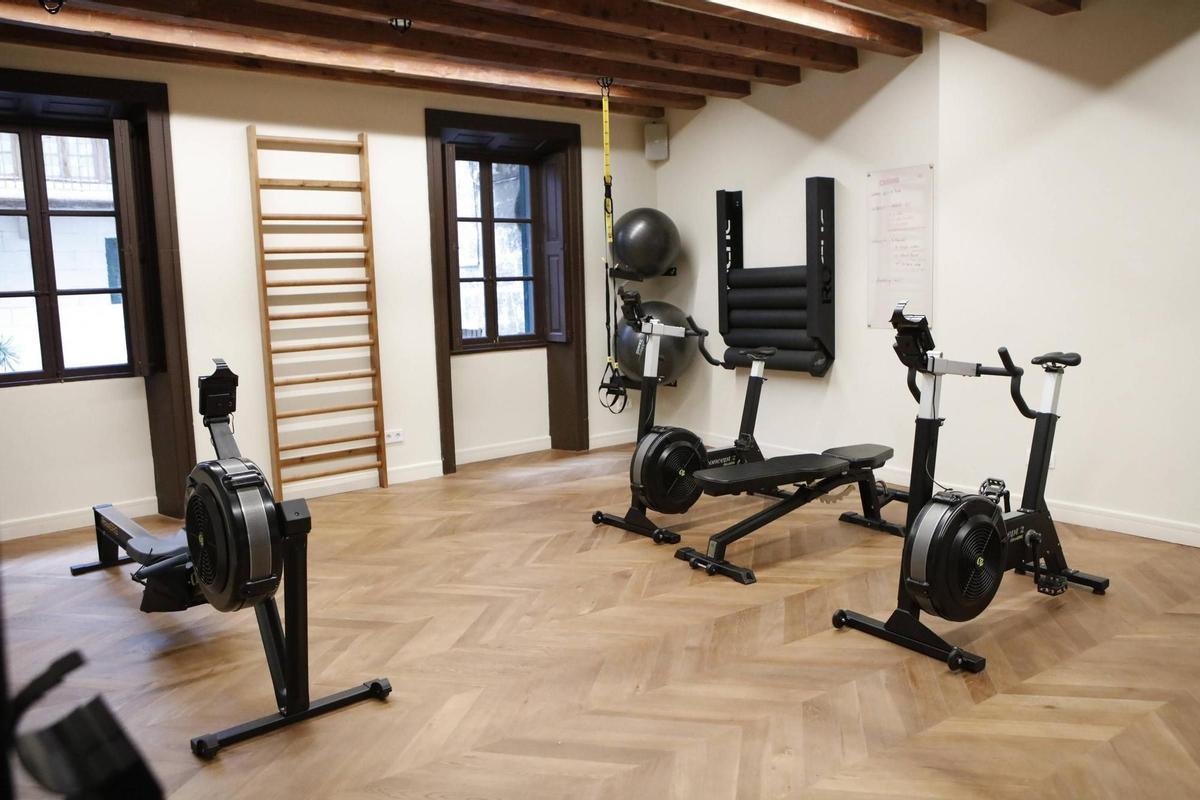 El gimnasio del hotel cuenta con un entrenador personal.
